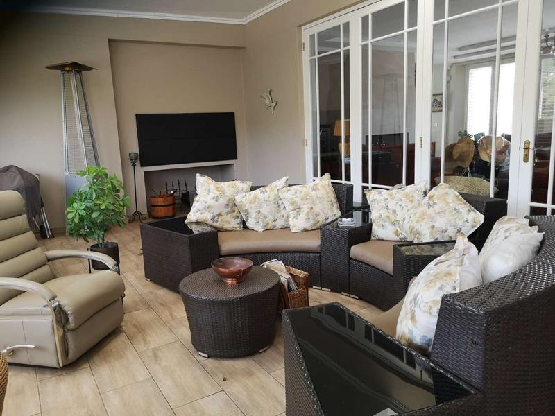 5 Bedroom Property for Sale in Sir Lowrys Pass Village Western Cape